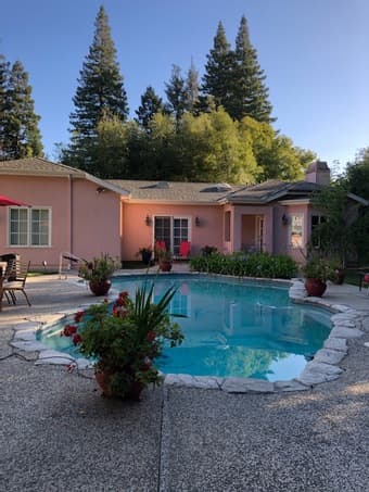 Room in Atherton weekly housekeeping, heated pool, daily breakfast 2