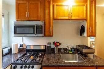 Furnished studio downtown PA with full kitchen & large backyard 3