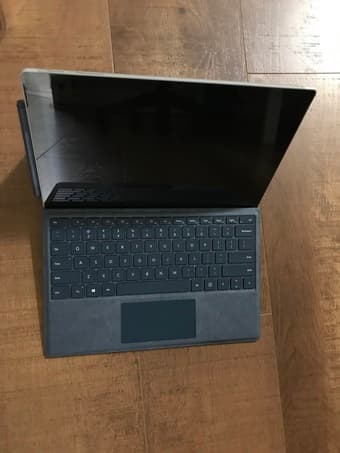 like new Surface Pro (5th Gen) - 128GB i5 8GB 2