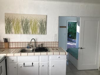 1bdr cottage available - College Terrace 3