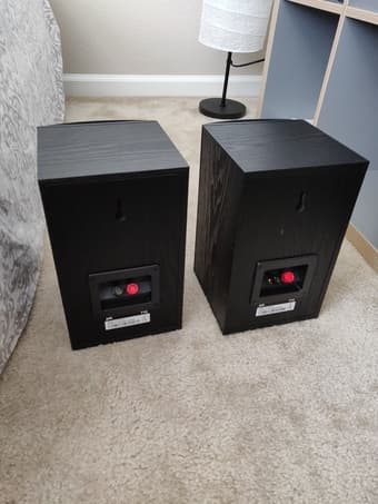 Selling barely used bookshelf speakers Polk Audio T15 1