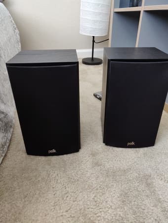 Selling barely used bookshelf speakers Polk Audio T15 2