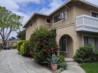 Spacious bedroom with private bathroom in two story house (Menlo Park) 4