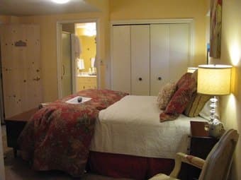 1b1b includes daily breakfast, weekly housekeeping, pool + parking 4