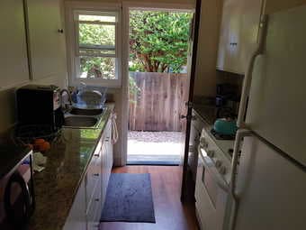 Sept 8 - 1BR private unit with a g/f balcony- 4min to Menlo Park train 3