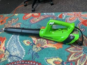 Greenworks 9amp Electric leaf blower 1