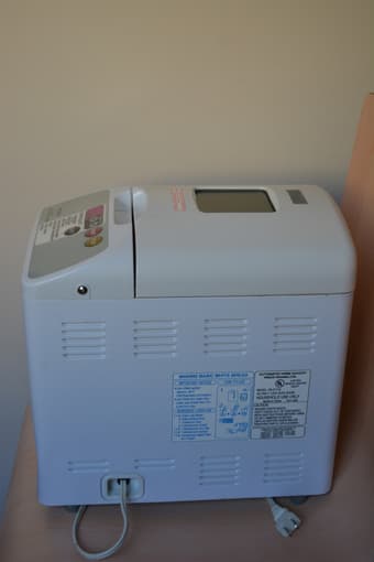 Hitachi HB-D103 Automatic Home Bakery (bread maker) 2