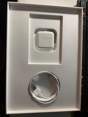 ipad Power Adapter & Lightning Cable 1