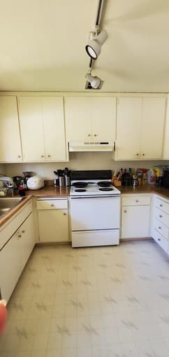 Bedroom available in 3bd apartment 3