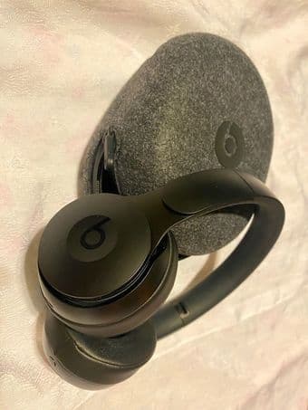 Beats Solo Pro Wireless Noise-Cancelling Headphones 4