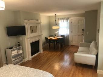 Rare studio with balcony in downtown Palo Alto 1