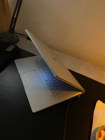 Microsoft Surface Book 2 + Surface Pen 15’’ Intel i7, 16GB RAM, 256GB 2