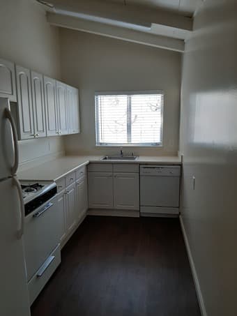 1999/month for 720sf 1B1B apartment with a parking spot in Palo Alto 4