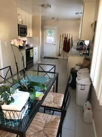 Cute Menlo Apartment with Huge Remodeled Kitchen 4