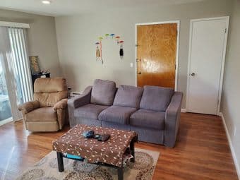Bright and cozy 850 sq.ft 2-bed 1-bath apt in a 3-plex for rent 1