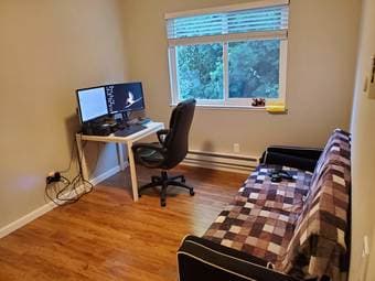 Bright and cozy 850 sq.ft 2-bed 1-bath apt in a 3-plex for rent 2