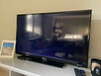 Hisense Roku TV 43” in perfect condition 2