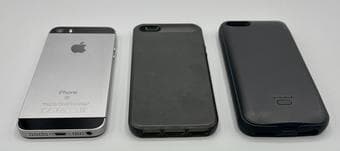 iPhone SE 1st gen 64GB A1723 w/soft case, battery case, privacy screen 1