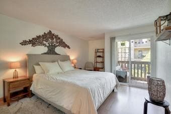 Gorgeous remodeled 1 bdrm unfurnished condo w balcony near campus 1