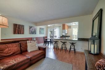 Gorgeous remodeled 1 bdrm unfurnished condo w balcony near campus 2