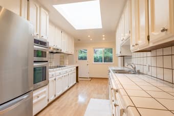 1 BEDROOM AVAILABLE IN BEAUTIFUL ATHERTON HOME! 2