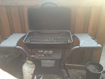 Char-Broil 2-burner gas grill 2