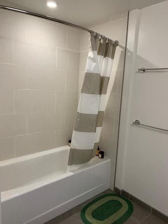 [Reduced Rent,Avail now][Large well lit room & private bath in 2B,2B] 3