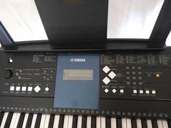 Yamaha PSR-E333 Keyboard plus Stand and Music Rest (Mountain View) 4