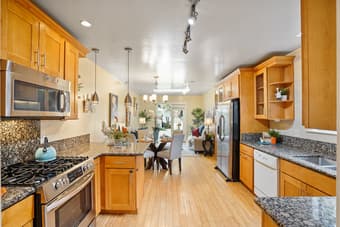 2bed/2bath + garage close to Stanford RWC and CalTrain 1