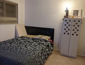 Spacious bedroom with shared bathroom in Moutain View 3