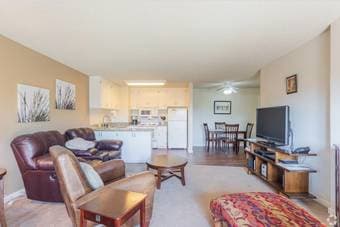 Lovely Large 2 bed corner unit with spacious balcony in Santa Clara 1