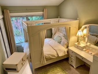 Large Guest Room with Shared Bath in Beautiful RWC House [Female Only] 1