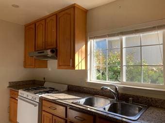 Spacious, light-filled 1 bedroom - excellent Mountain View location! 2