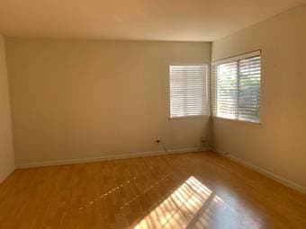 Spacious, light-filled 1 bedroom - excellent Mountain View location! 3