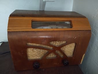 Vintage Radios and Record Players 3