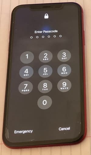 iPhone XR Unlocked 64 GB Red Mint Condition 3