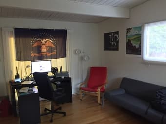 Huge 265 sqft bedroom in secluded home 2