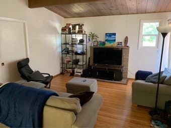 Huge 265 sqft bedroom in secluded home 3