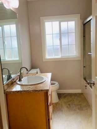 Single bedroom in 3 bed 2 bath house (bathroom shared with 1 person) 3