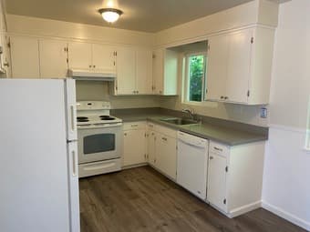 Spacious room available in a beautiful furnished 2 bdr apt 2