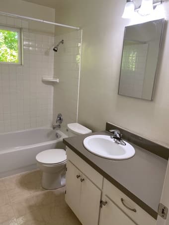 Spacious room available in a beautiful furnished 2 bdr apt 4