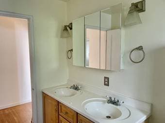 1100ft2 - Sunny 3 Bedroom/1Bath House, great neighborhood, large yard 4