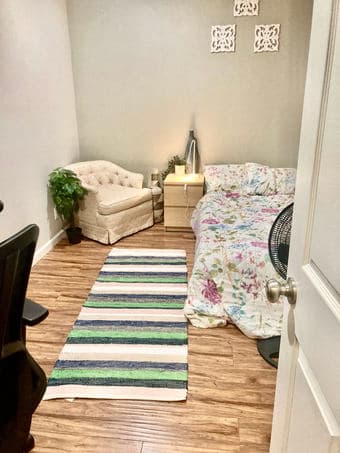 Medium sized bedroom 3 miles from Stanford (can be furnished) 1