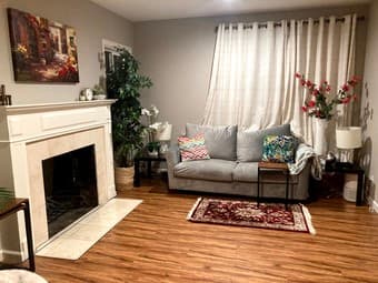 Medium sized bedroom 3 miles from Stanford (can be furnished) 2