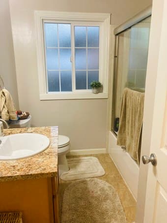 Medium sized bedroom 3 miles from Stanford (can be furnished) 4