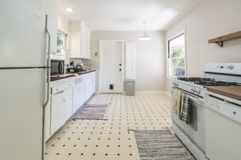 Month to Month Furnished Private Room in a 3B/1B House Close to Campus 3