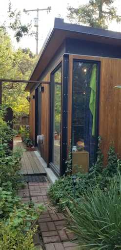 Quiet fully independent & furnished cottage with patio 1