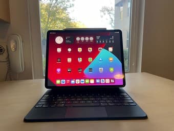 iPad Pro 12.9 (M1 2021) 512 GB plus keyboard plus pencil 2 in warranty 1