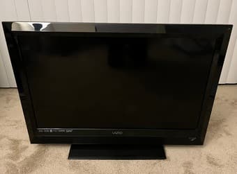 Vizio 32-Inch 720p LCD HDTV + 2020 Fire TV Stick 1