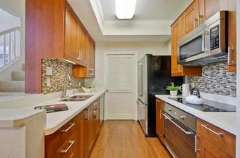 Master bedroom w. full bath in MountainView in a 3b3b condo 2